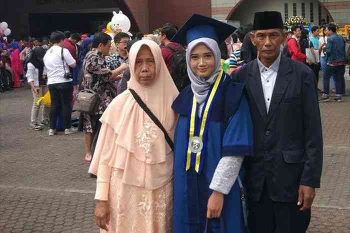 Herayati (22) bersama kedua orangtuanya usai wisuda di ITB
