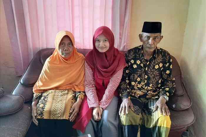Herayati bersama kedua orangtuanya kala ditemui di kediamanya di Cilegon, Banten. 