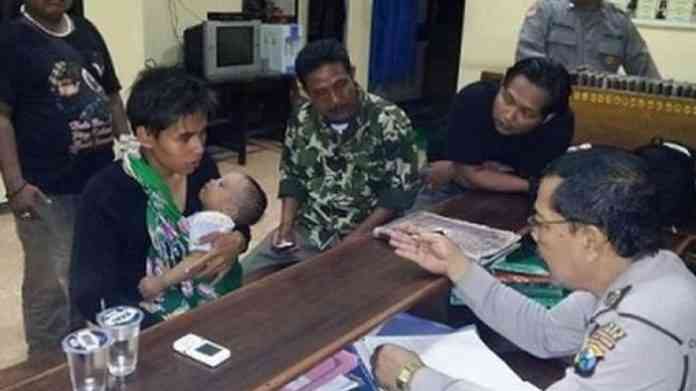 Uang Bėlanja Kurang, Istri dan Mėrtua Gėbukin Hafid Sampai Bėrdarah-darah hafid-betranius-sambil-menggendong-anaknya-melaporkan